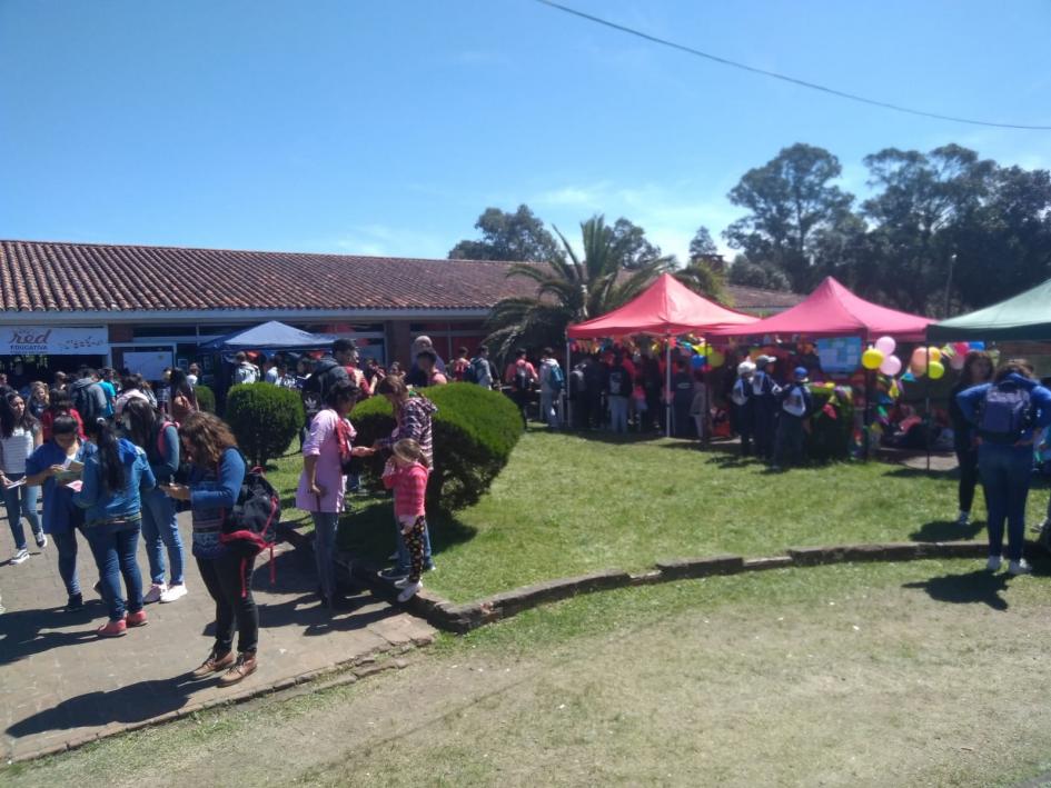Plano general de personas participando de talleres
