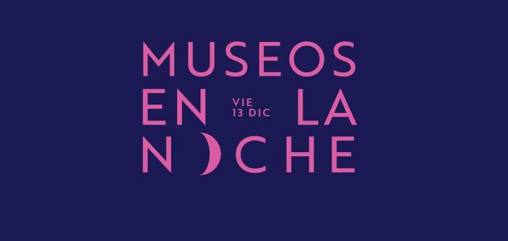 Rectángulo de color violeta con la frase Museos en la Noche.