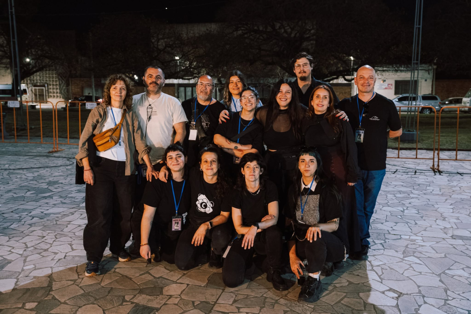 grupo de personas posando para la foto 