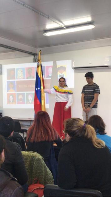 Mujer con vestido típico