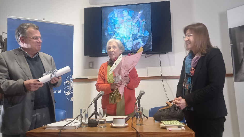 Gerardo Caetano entregando el diploma a la nueva académica