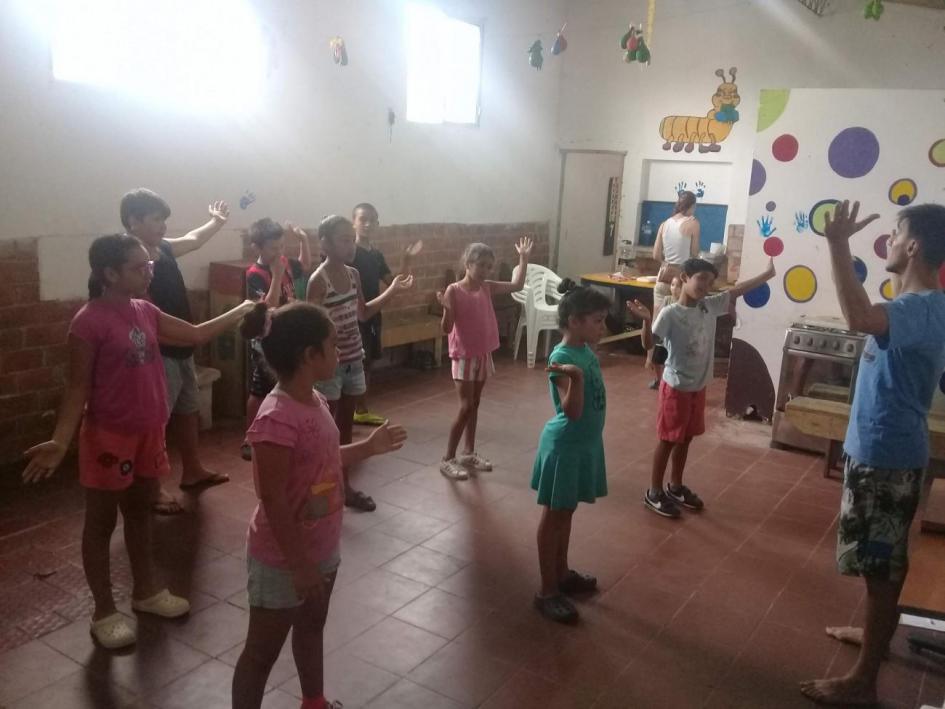 Baile con niños y niñas