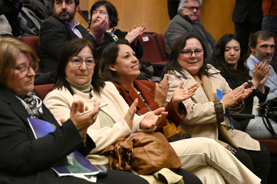 Personas en primera fila de la sala