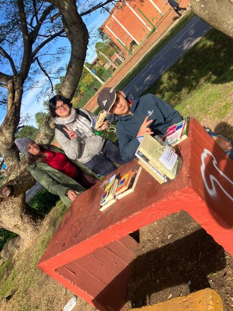 Suelta de libros Cecap Toledo Estudiante en un banco con libros