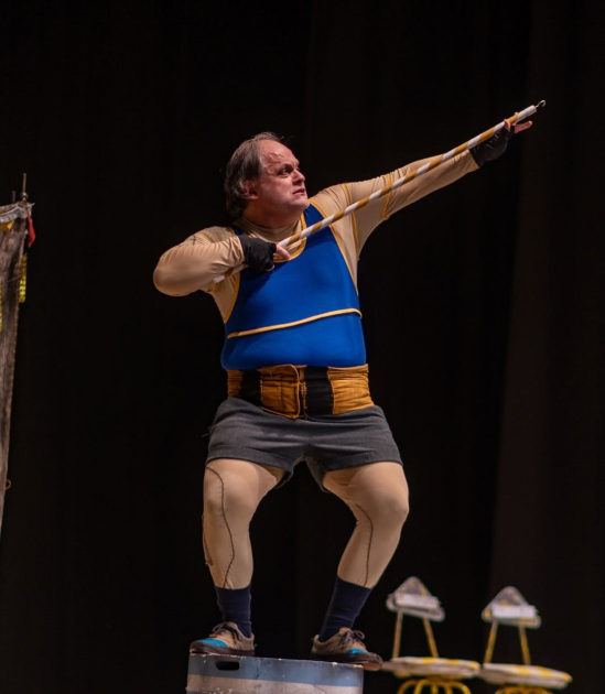 Néstor Guzzini actuando en el Festival Intenacional de Artes Escénicas
