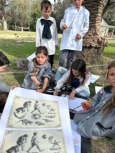 Estudiantes trabajando en el proyecto "Charles Darwin"