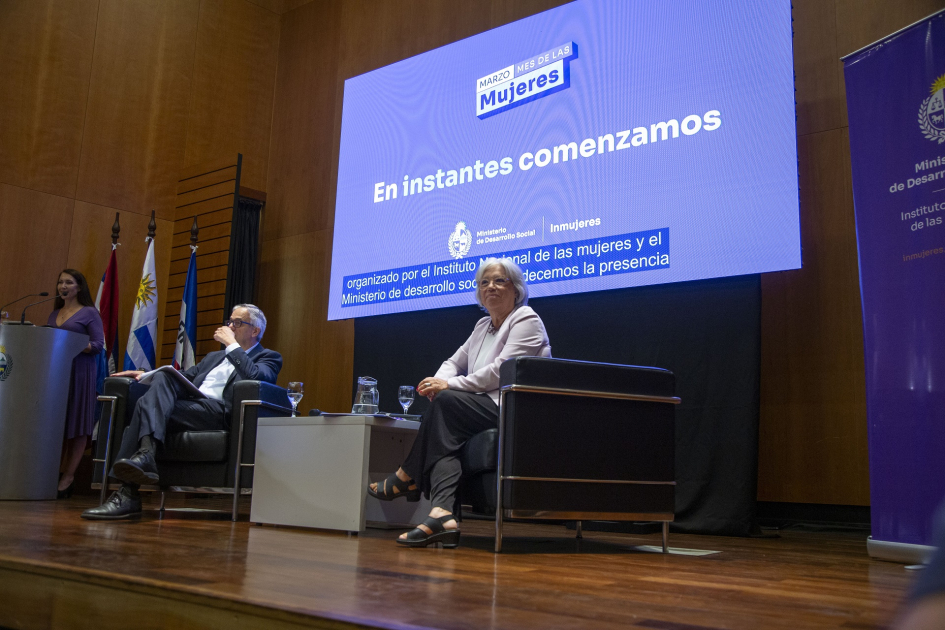 Personas en escenario durante conferencia
