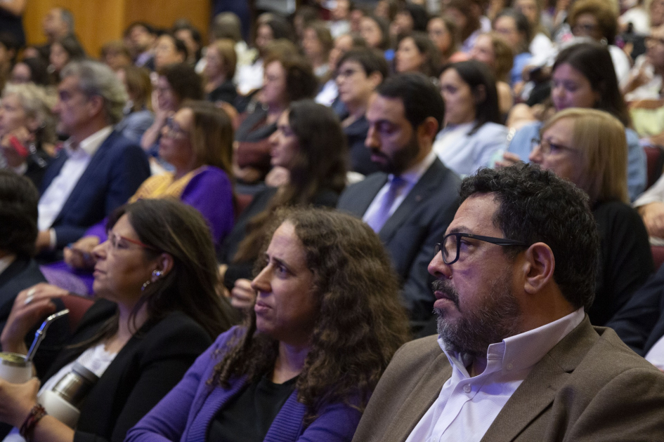 Personas en filas de asientos