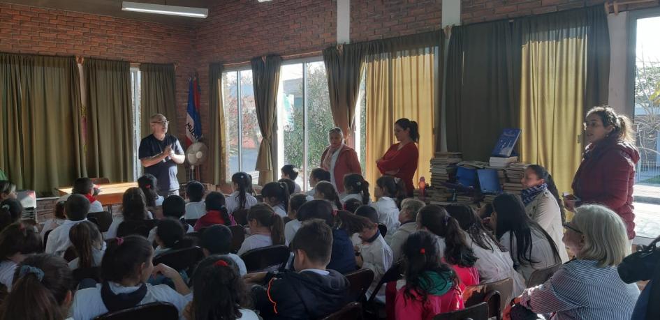Día del libro en Durazno Personas participando de una charla