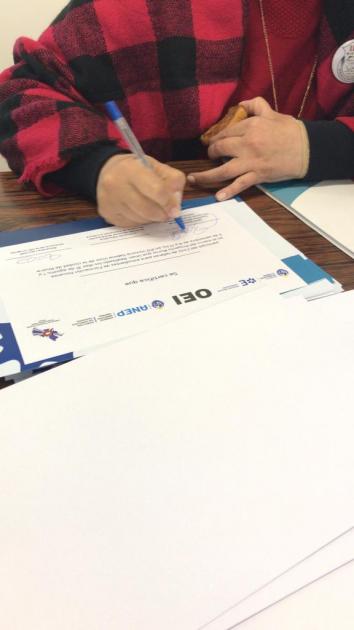 Certificado Mano firmando
