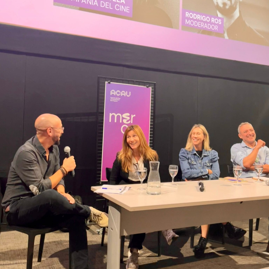Tercera edición del Mercado Audiovisual Uruguayo. Personas en mesa con un moderador.
