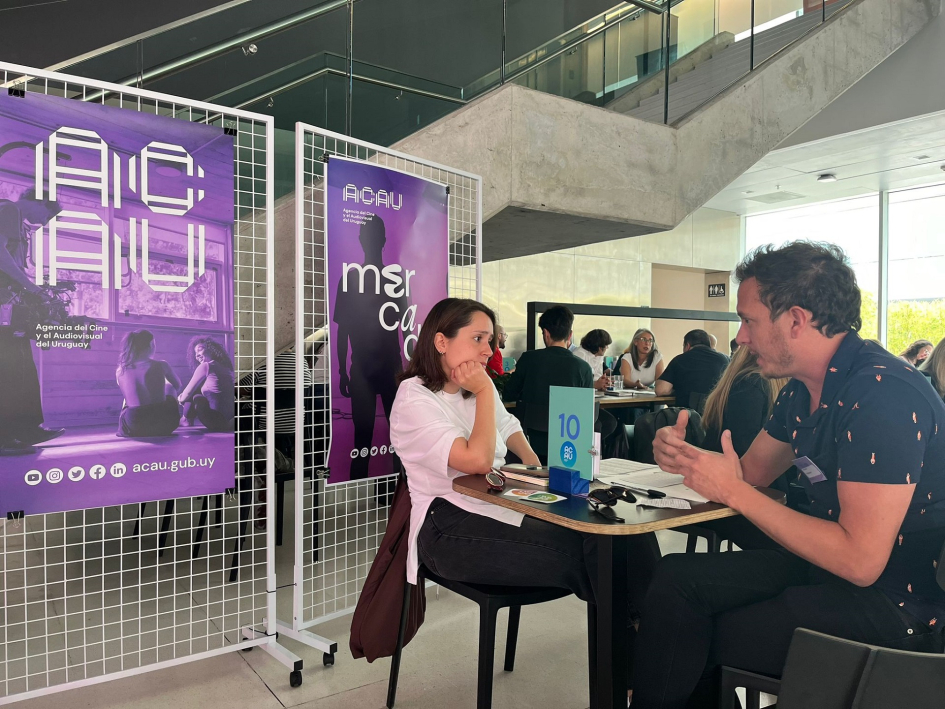 Tercera edición del Mercado Audiovisual Uruguayo. Personas conversando en una mesa.