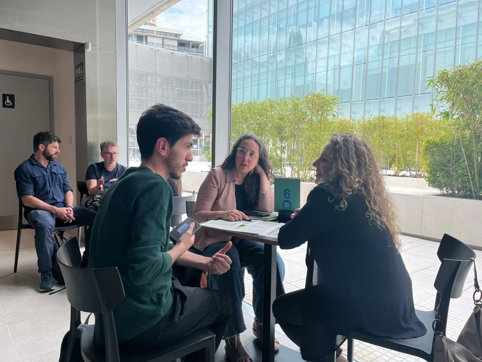 Tercera edición del Mercado Audiovisual Uruguayo. Personas conversando en una mesa.