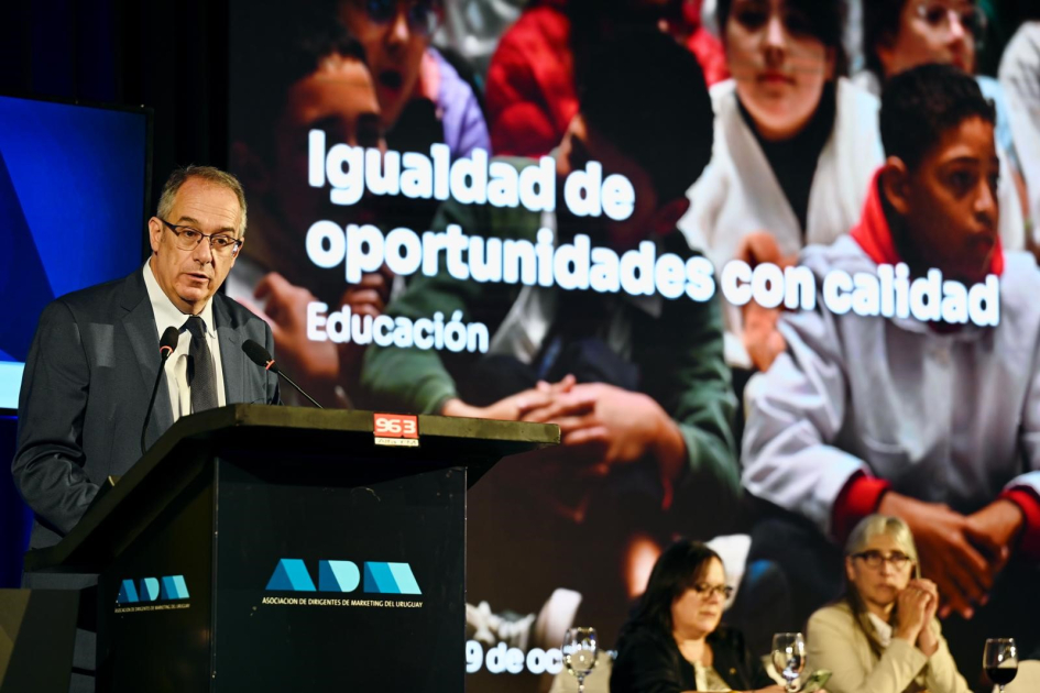 Ministro Mahía disertando en ADM Ministro Mahía disertando en ADM