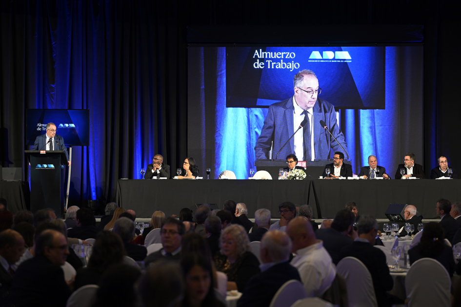 Ministro Mahía disertando en ADM