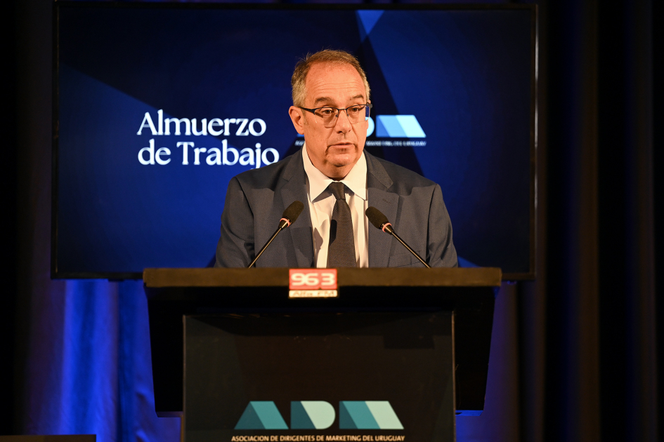 Ministro Mahía disertando en ADM