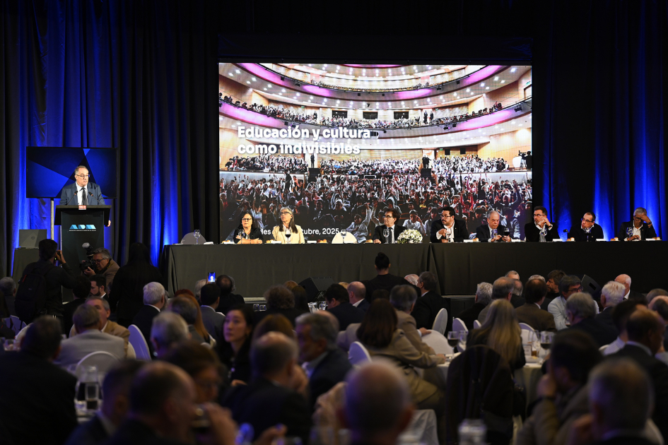 Ministro Mahía disertando en ADM