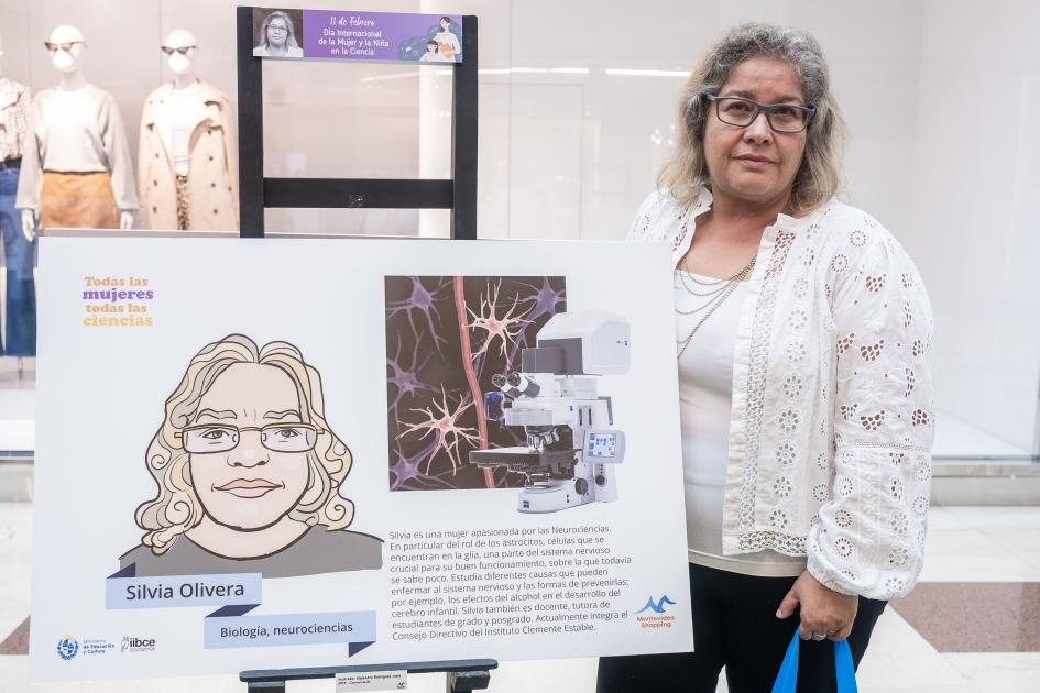 Silvia Olivera junto a la ilustración que la representa Silvia Olivera junto a la ilustración que la representa