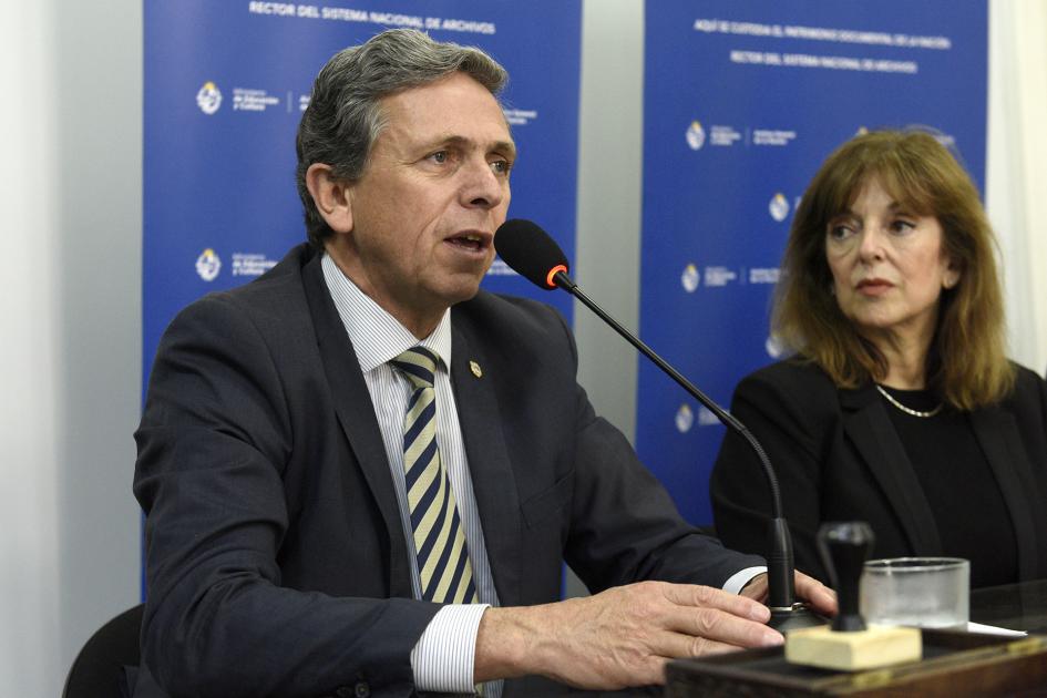 Presidente del Correo Uruguayo en mesa hablando al público