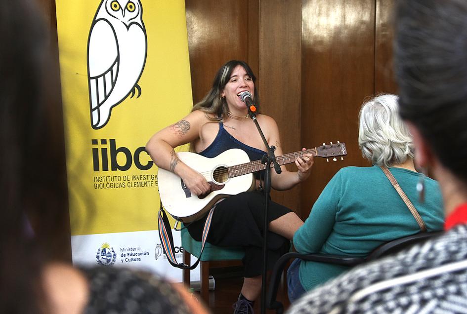Papina de Palma actuando en el salón de Actos Papina de Palma