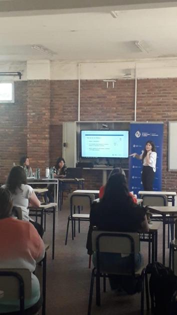 Vista general del salón donde se realizó la capacitación y de los participantes sentados.