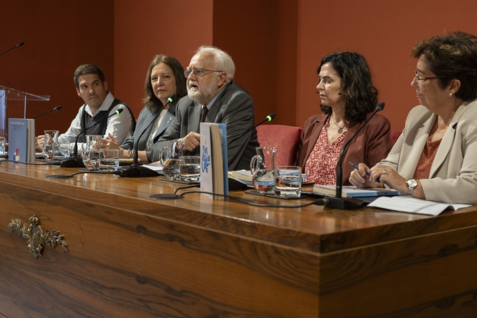 Imagen de la mesa con los presentadores Imagen de la mesa con los presentadores