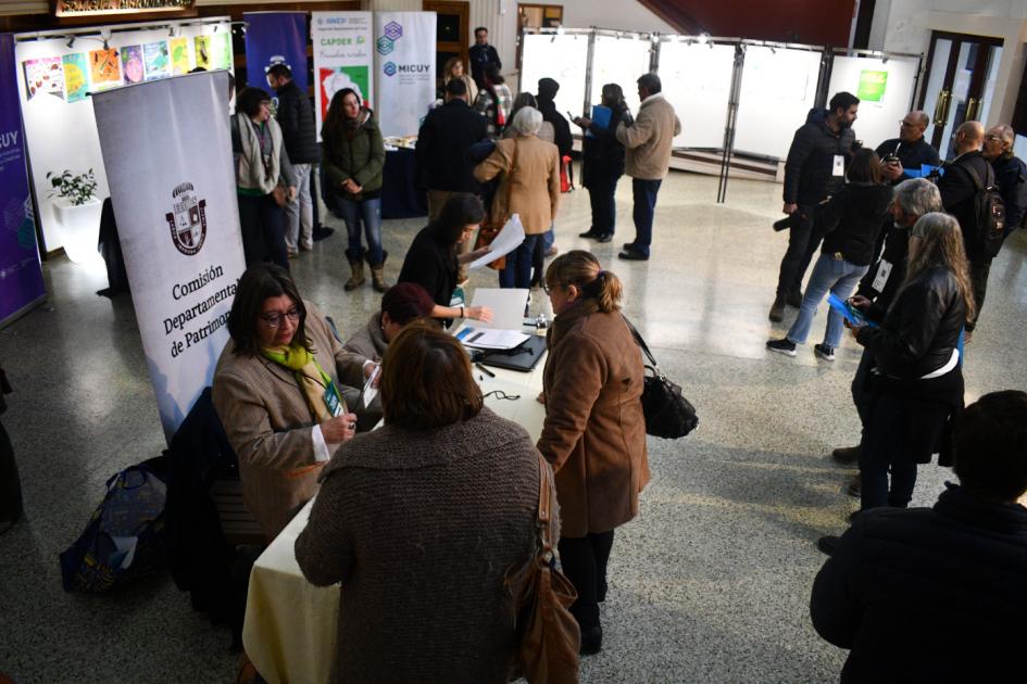 Acreditaciones para el MICUY personas acreditándose en el cine plaza de trinidad