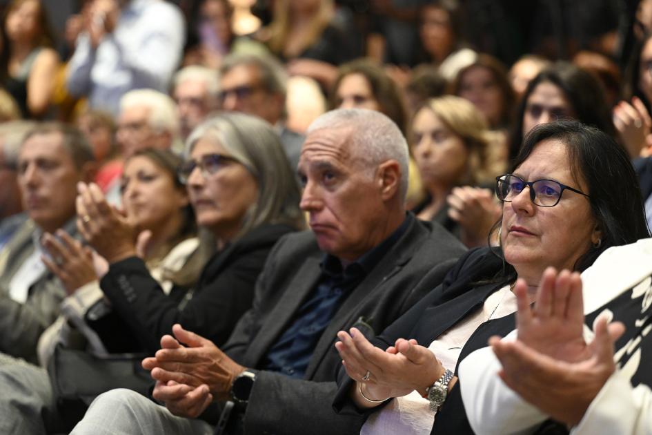 Fila de personas sentadas