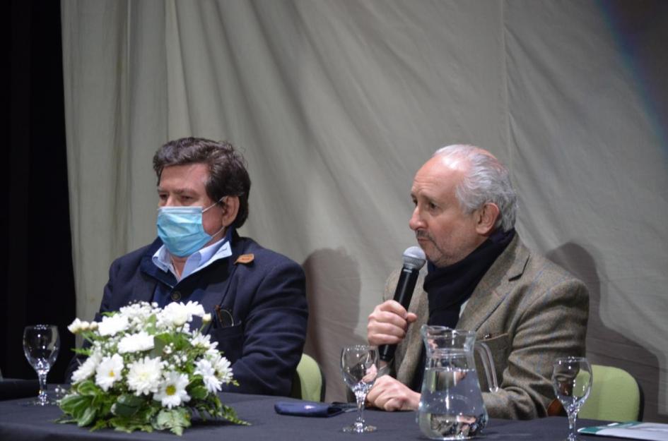 Autoridades en acto de cierre Ministro hablando.