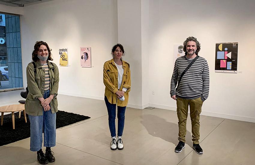Ganadores del concurso de afiches 2020 personas durante exposición de afiches