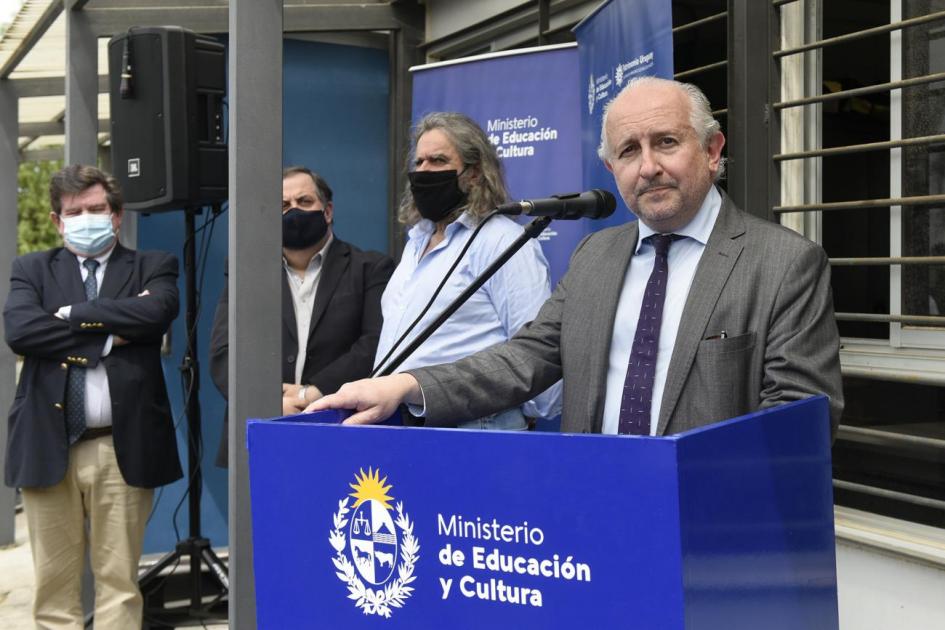 Ministro hablando al público