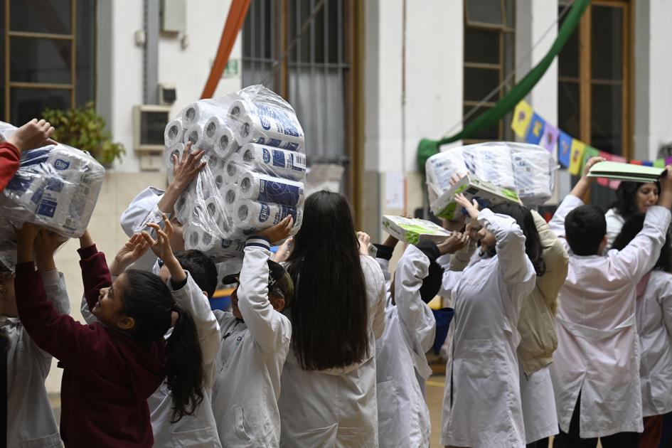 Escolares en fila reciben materiales