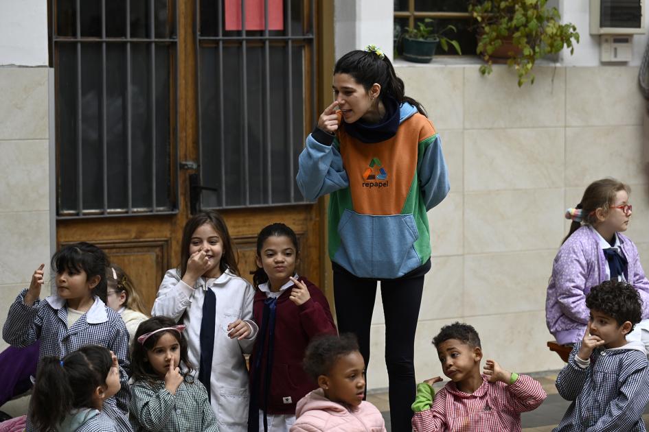 Niños en el piso participando de una actividad