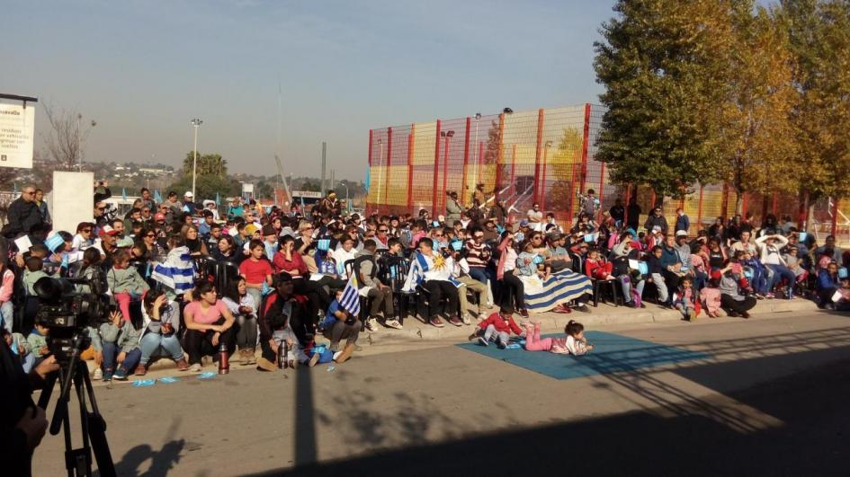 Fútbol en Casavalle Vecinas y vecinos de Casavalle mirando el partido
