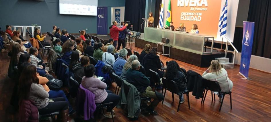 Encuentro regional en Rivera Personas en un evento