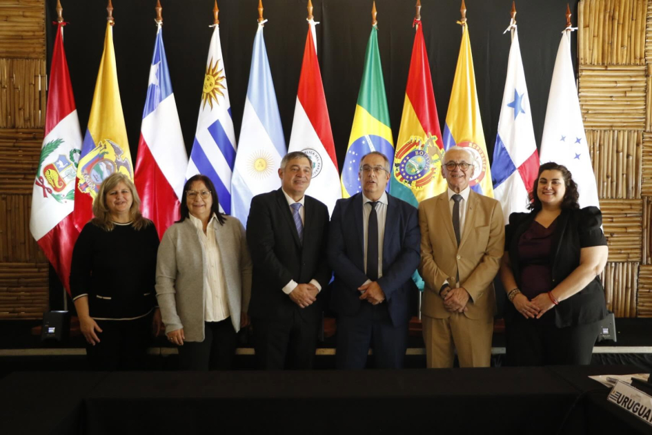 Autoridades posan para foto
