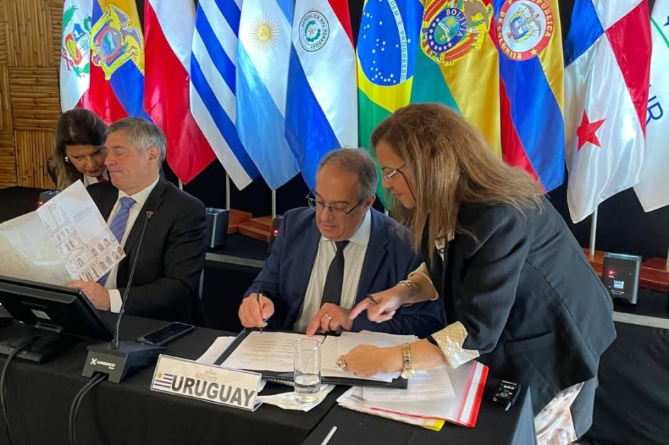 Ministro Mahía firmando un documento