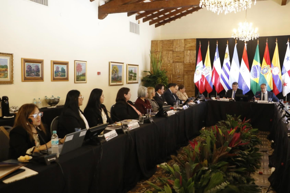 Plano general de personas reunidas en una sala