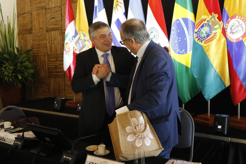 Ministro Mahía saluda a su par paraguayo