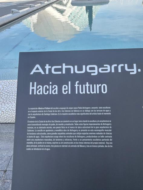 Esculturas del artista Pablo Atchugarry, en la Ciudad de las Artes y las Ciencias de Valencia