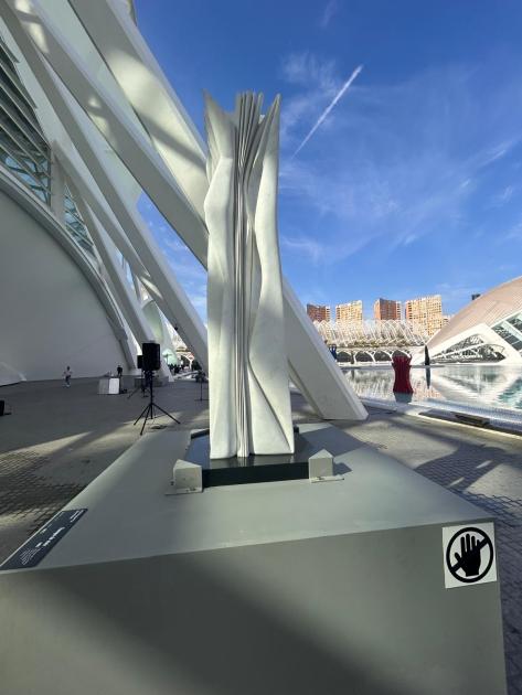 Esculturas del artista Pablo Atchugarry, en la Ciudad de las Artes y las Ciencias de Valencia