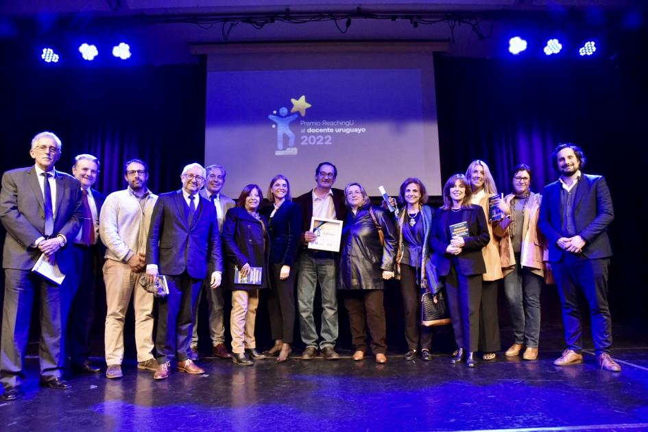 Ceremonia del Premio ReachingU al docente uruguayo 2022 Personas posando para una foto parados sobre el escenario de una sala de espectáculos