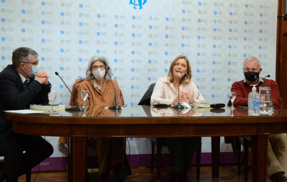 Valentín Trujillo, Carina Blixen, Ana Inés Larre Borges y Alfredo Alzugarat Autoridades sentadas en la mesa esperando para dar su discurso