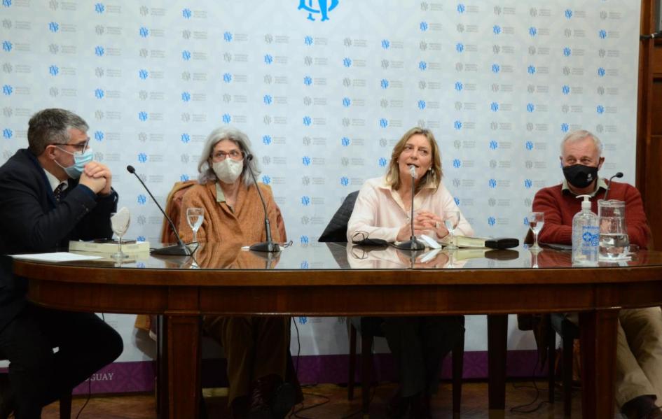 Autoridades sentadas en la mesa esperando para dar su discurso