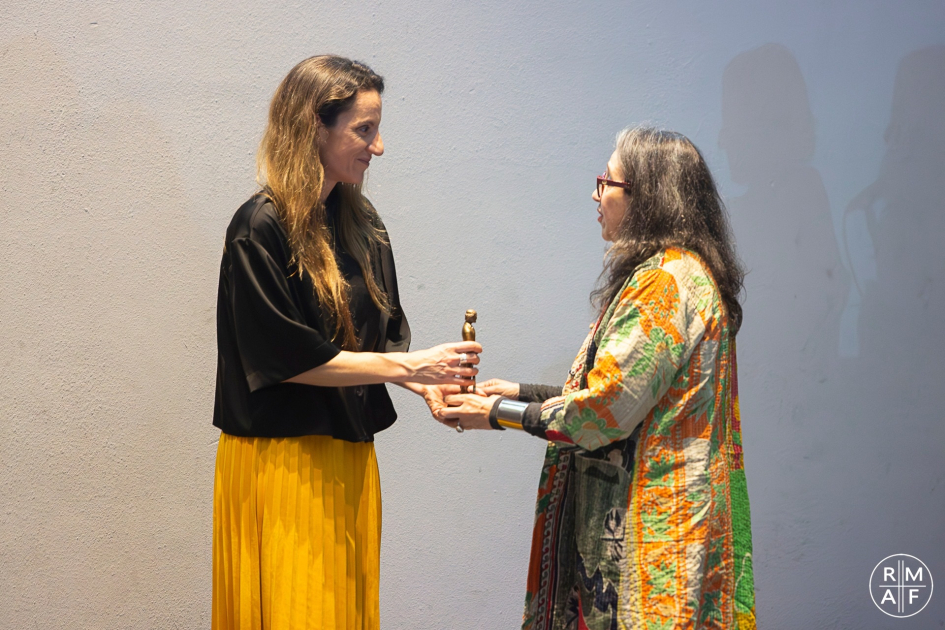 Persona entregando un premio.
