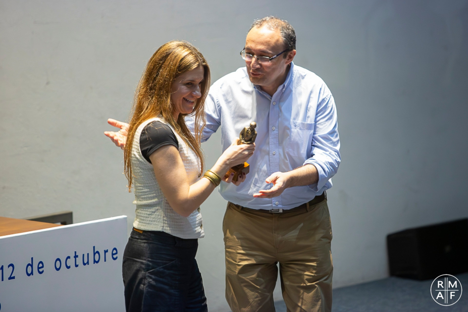 Persona recibiendo un premio.