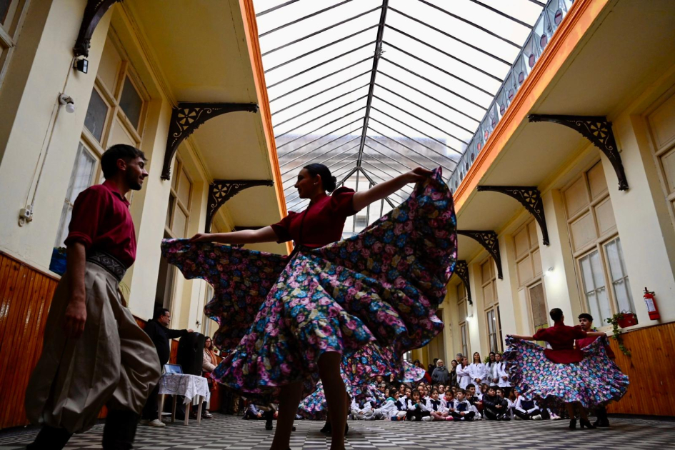 El área folclore de las Escuelas del Sodre realizó una intervención artística en la Escuela n.° 1. Pareja bailando folclore