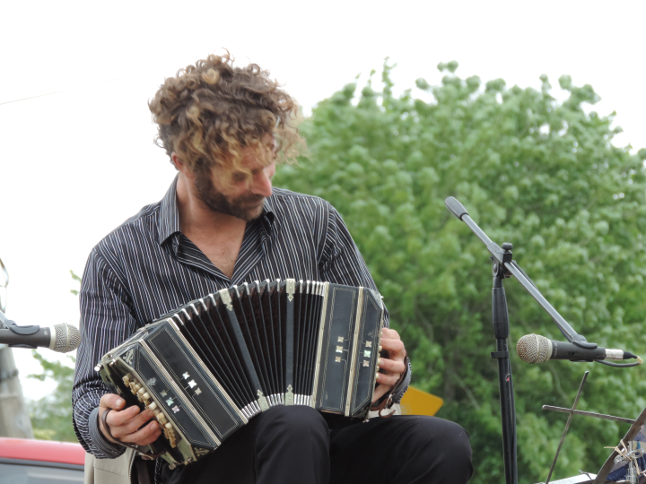 Hombre tocando el bandoneón