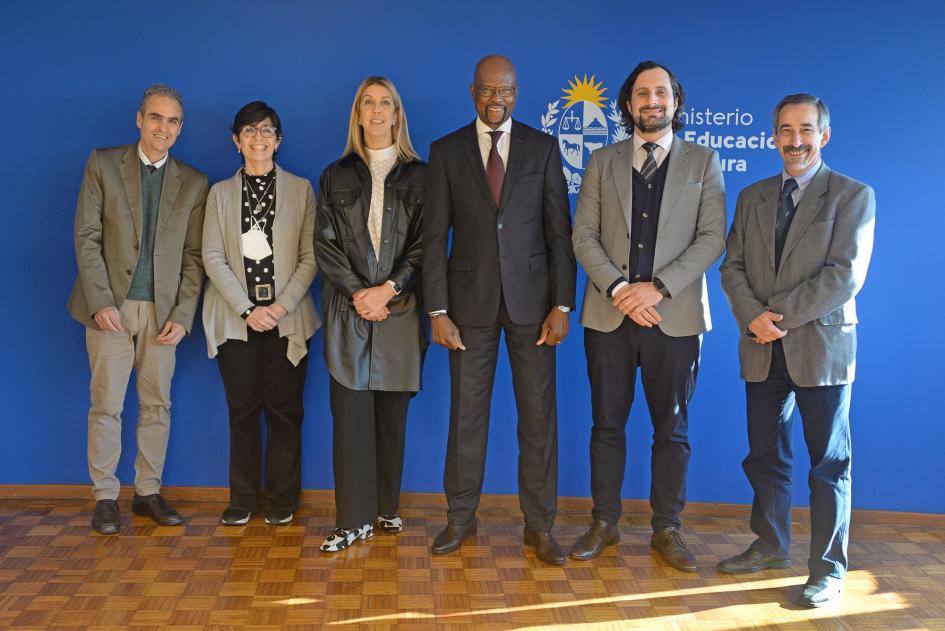 Personas de pie en línea posando para una foto