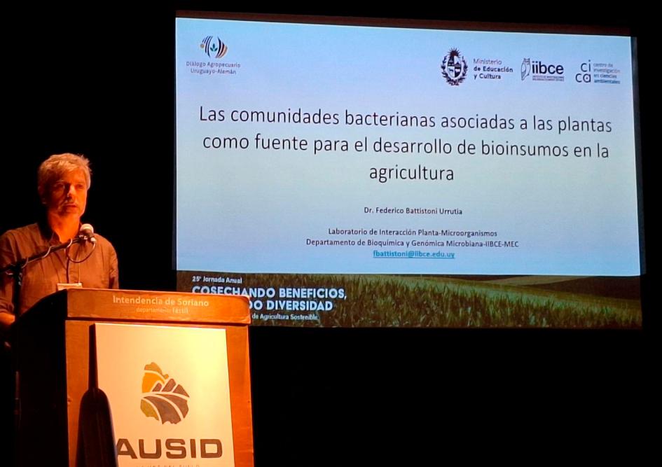 Federico Battistoni presentando el trabajo del Laboratorio de Interacción Planta-Microorganismos Federico Battistoni presentando el trabajo del Laboratorio de Interacción Planta-Microorganismos